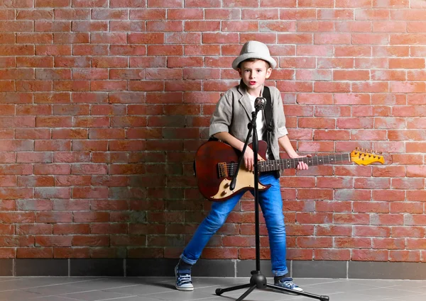 Niño tocando la guitarra — Foto de Stock