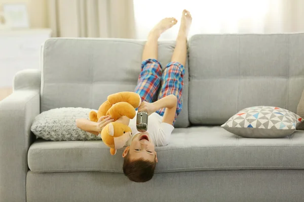 Kleiner Junge mit Teddybär — Stockfoto