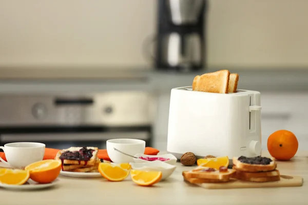 Tost makinesiyle sandviç ve portakal — Stok fotoğraf