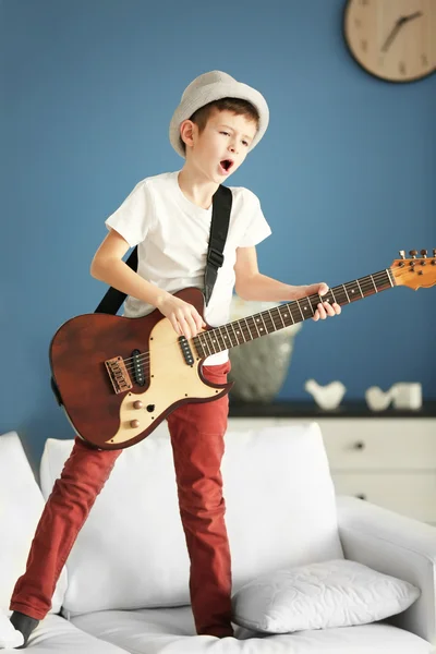 Niño tocando guitarra — Foto de Stock