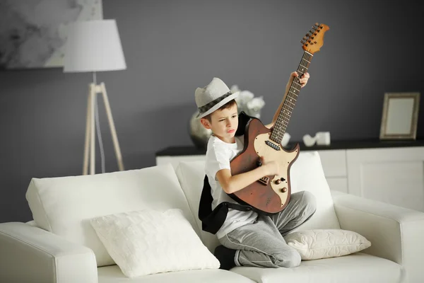 Niño tocando guitarra — Foto de Stock