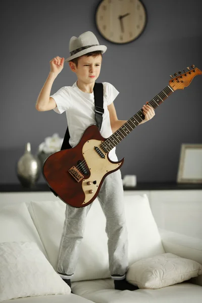 Niño tocando guitarra — Foto de Stock