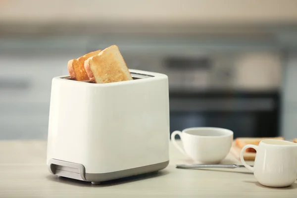 Yemekleri masada ekmek kızartma makinesi — Stok fotoğraf