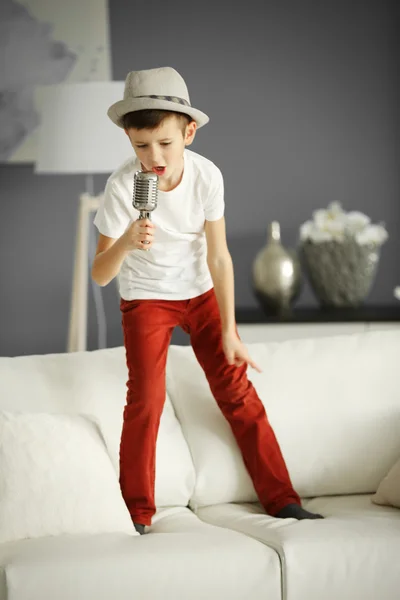 Niño cantando con micrófono — Foto de Stock