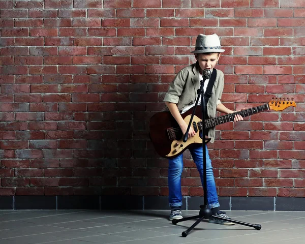 Ragazzo suonare la chitarra — Foto Stock