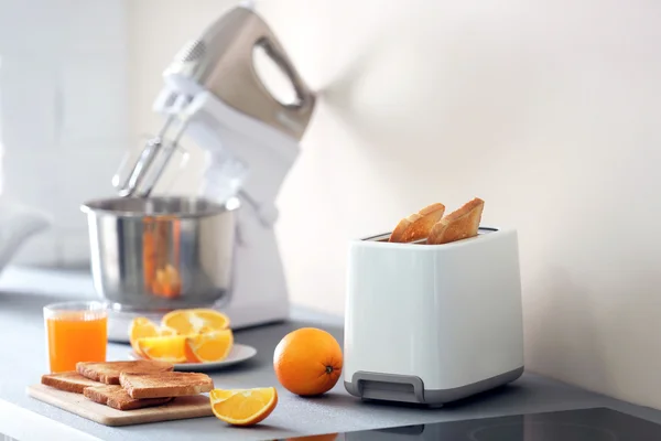 Toaster with mixer and oranges — Stock Photo, Image