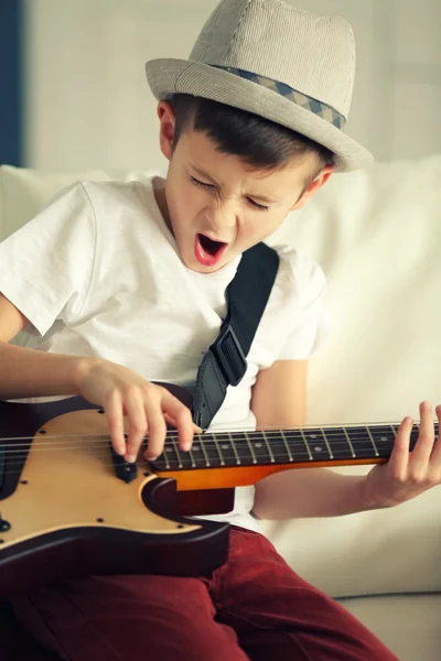 Jongen spelen gitaar — Stockfoto