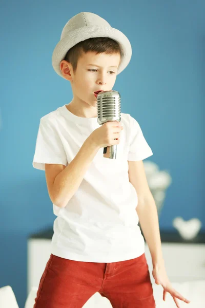 Niño cantando con micrófono —  Fotos de Stock