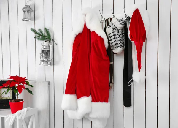 Traje de Santa en la pared —  Fotos de Stock