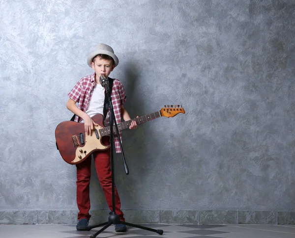 Liten pojke med gitarr sång — Stockfoto