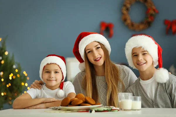 Gelukkige kinderen in Kerstmis kamer — Stockfoto