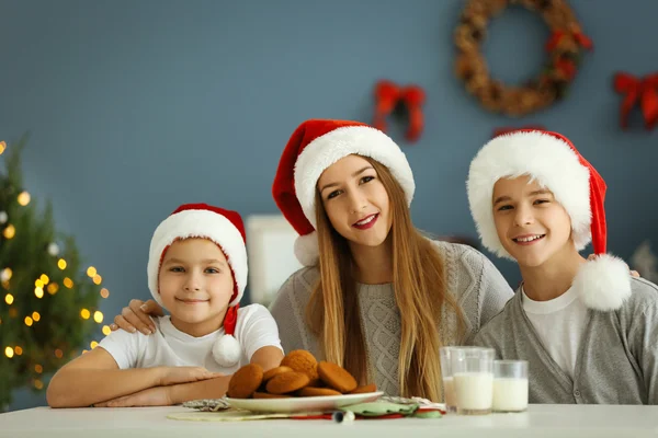 Bambini felici nella stanza di Natale — Foto Stock