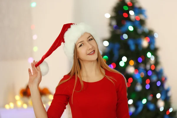 Jovem na sala de Natal decorado — Fotografia de Stock