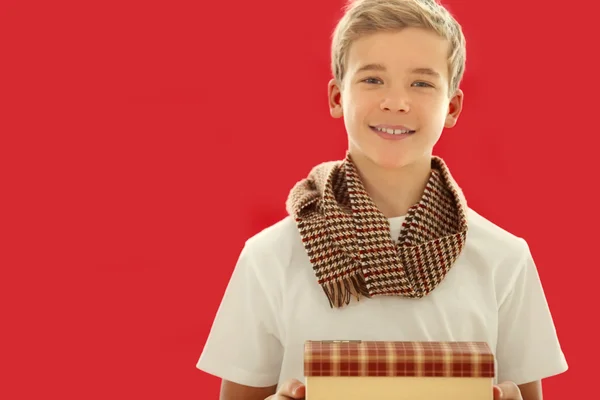 Πορτρέτο Του Χαρούμενο Αγόρι Κουτί Δώρου Κόκκινο Φόντο — Φωτογραφία Αρχείου