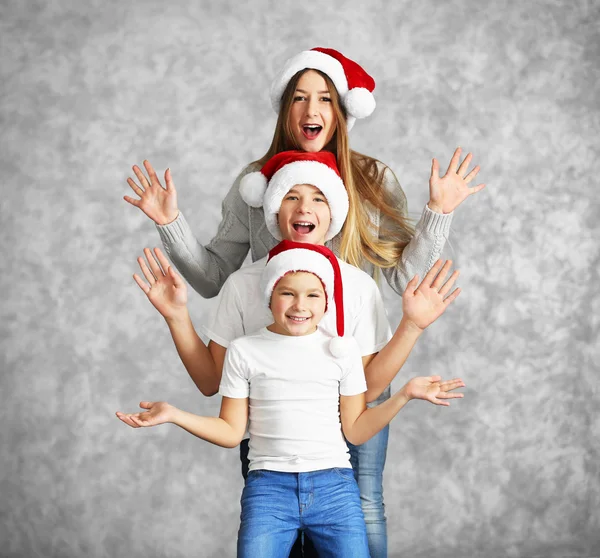 Meninos e menina em chapéus de Santa — Fotografia de Stock