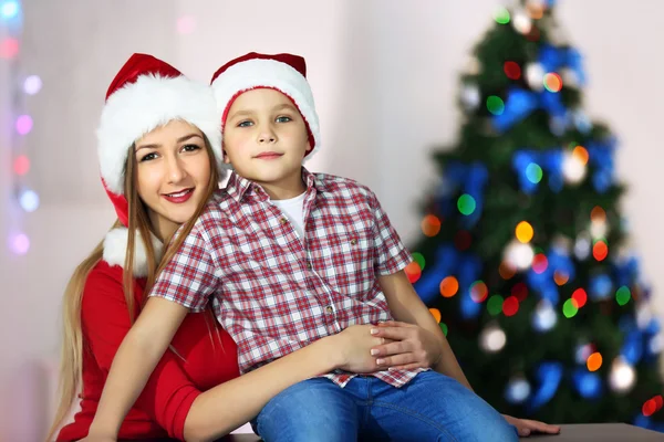 女孩和男孩在圣诞房间 — 图库照片