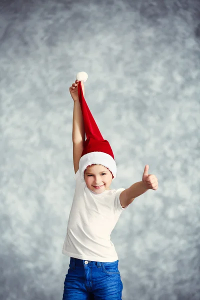 Chłopiec w Santa hat gra — Zdjęcie stockowe