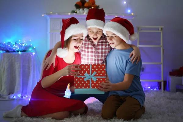 Hermana feliz y hermanos — Foto de Stock