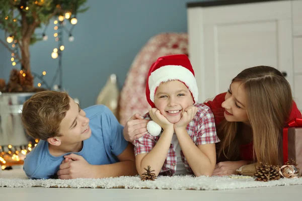 Bambini felici nella stanza di Natale — Foto Stock