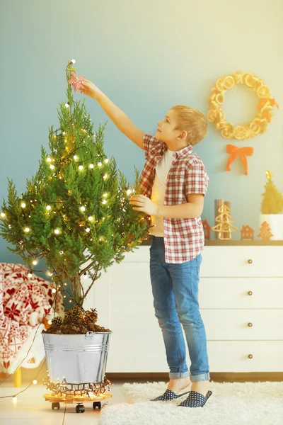 Niño alegre con árbol de Navidad —  Fotos de Stock