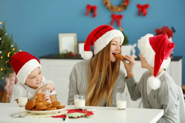 Bambini felici nella stanza di Natale — Foto Stock