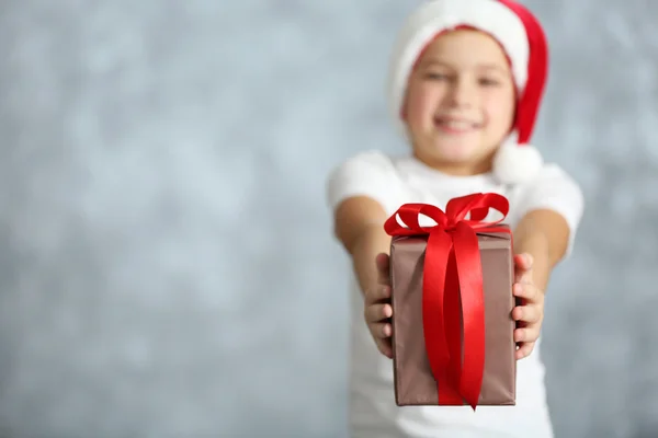 男孩在圣诞老人的帽子与礼品盒 — 图库照片