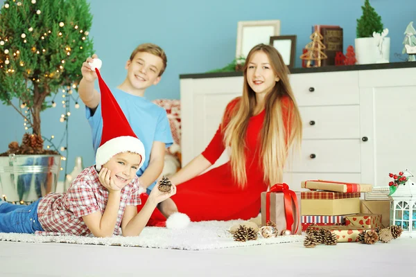 Niños felices en la habitación de Navidad — Foto de Stock