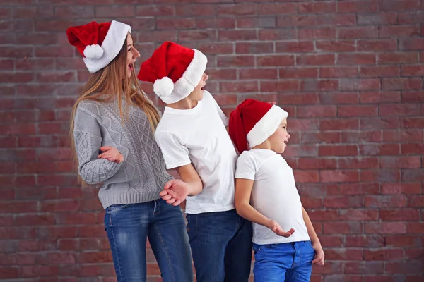 Meninos e menina em chapéus de Santa — Fotografia de Stock