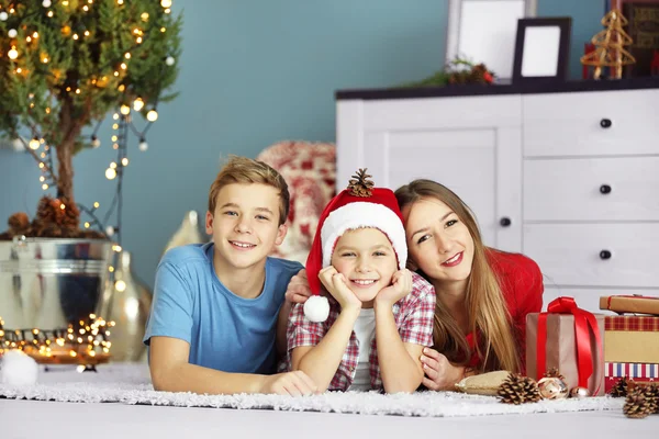 Bambini felici nella stanza di Natale — Foto Stock