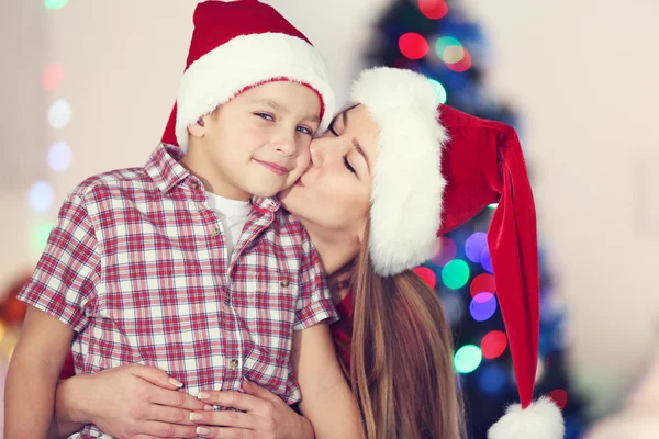 Dívka a chlapec v vánoční pokoj — Stock fotografie