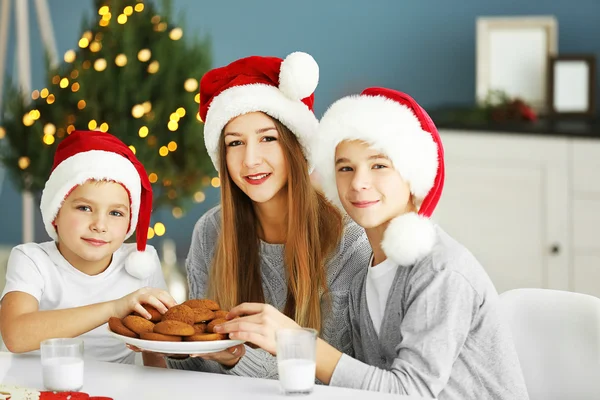 Gelukkige kinderen in Kerstmis kamer — Stockfoto