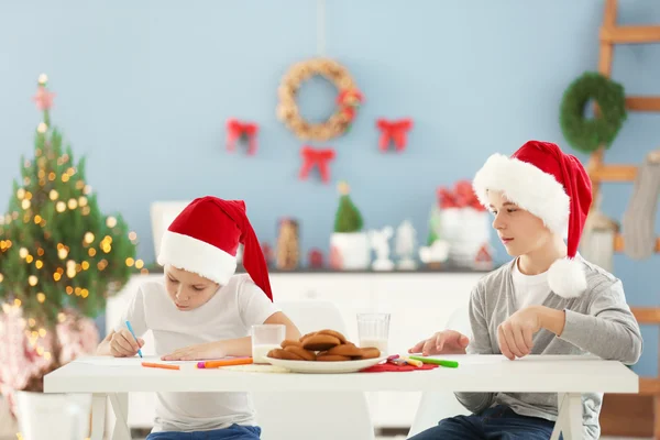 Веселые Мальчики Рисуют Мелками Украшенной Рождественской Комнате — стоковое фото