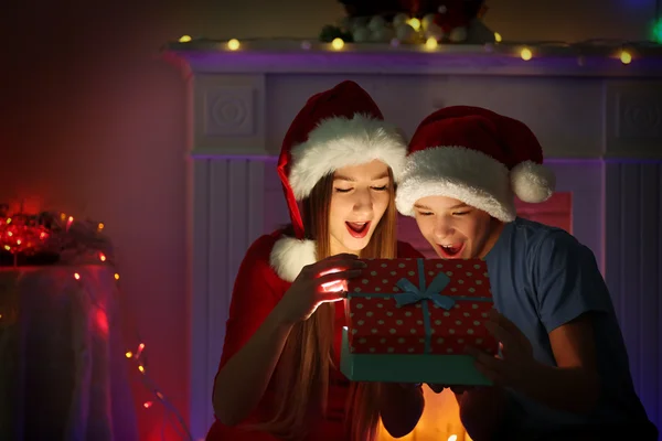 Feliz hermana y hermano abrir caja de regalo — Foto de Stock
