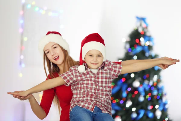 Glückliche Kinder im Weihnachtszimmer — Stockfoto