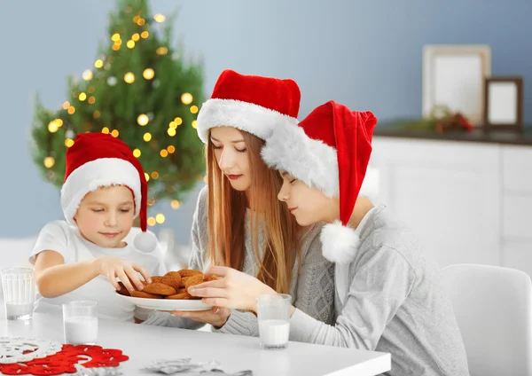 Boldog gyermekek karácsonyi szoba — Stock Fotó