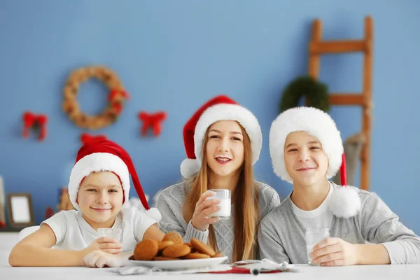 Bambini felici nella stanza di Natale — Foto Stock