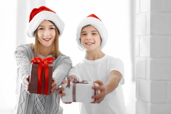 Ritratto Ragazza Ragazzo Con Regali Nella Stanza Decorata Natale — Foto Stock