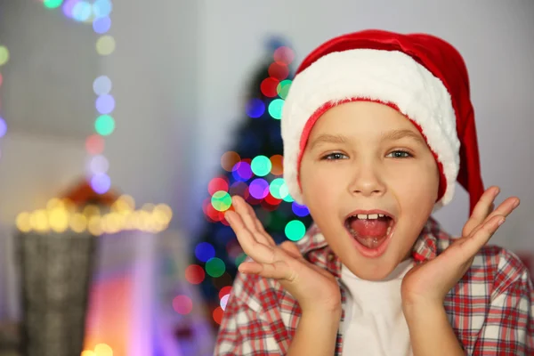 Porträt eines fröhlichen Jungen — Stockfoto