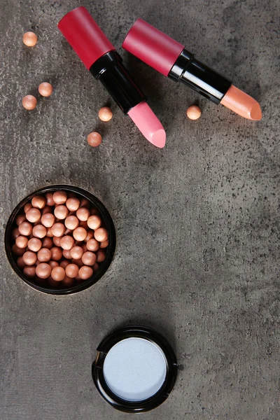 Cosmétiques de maquillage sur gris — Photo