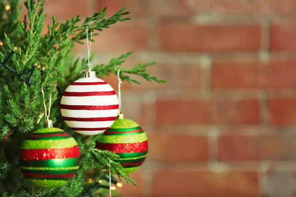 Kerstballen op fir tree — Stockfoto