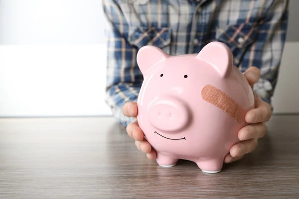 Homem segurando Piggy Bank — Fotografia de Stock