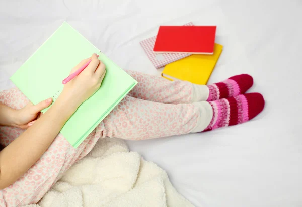 Mujer en pijama escribiendo diario — Foto de Stock