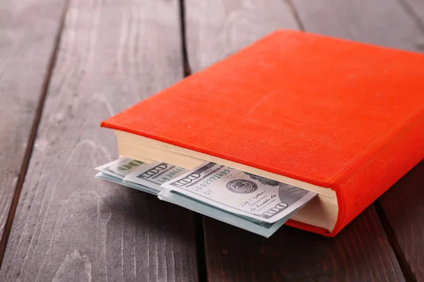 İç içe geçmiş Doları banknot ile kırmızı kitap — Stok fotoğraf