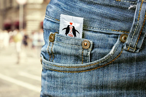Preservativo no bolso de calça jeans — Fotografia de Stock