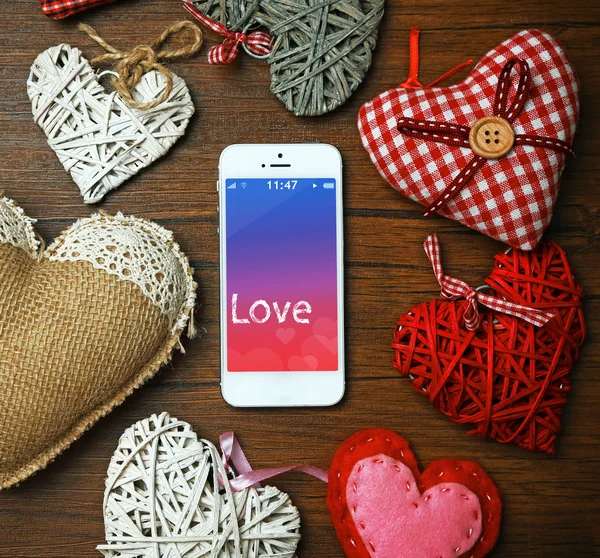 Vit smart telefon med hjärtan — Stockfoto