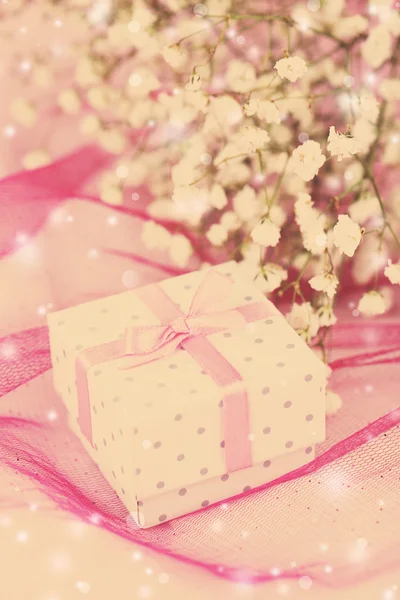 꽃과 선물 상자. — 스톡 사진