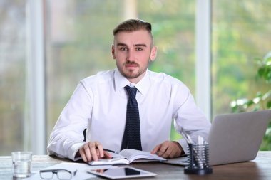 İşadamı dizüstü bilgisayarla çalışıyor