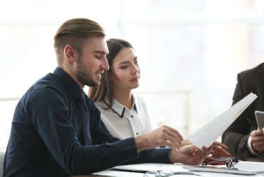 iş insanları tartışarak yeni proje 