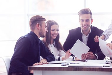 iş insanları tartışarak yeni proje 