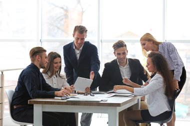 iş insanları tartışarak yeni proje 